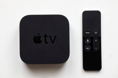 Bologna - İtalya - 28 Şubat 2022: Apple TV ve beyaz arkaplanda kablosuz uzaktan kumanda.