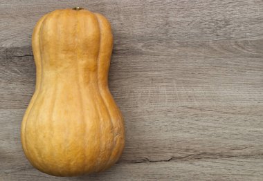 Tahta arka planda izole edilmiş kabak. Metin için boşluk