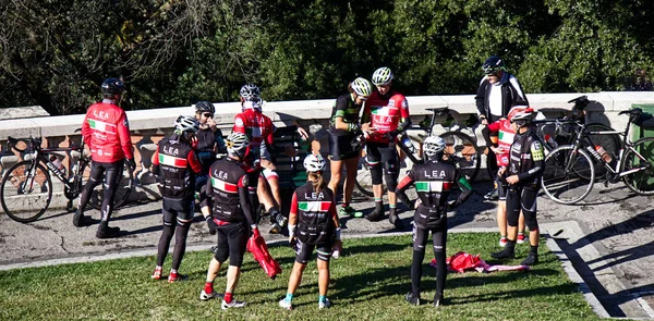 Болонья Италия Октября 2020 Года Велосипедист Отдыхает Парке Святилища Сан — стоковое фото