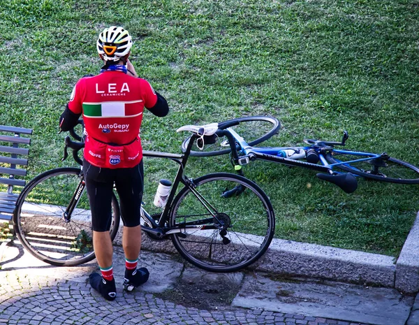 Болонья Италия Октября 2020 Года Велосипедист Отдыхает Парке Святилища Сан — стоковое фото