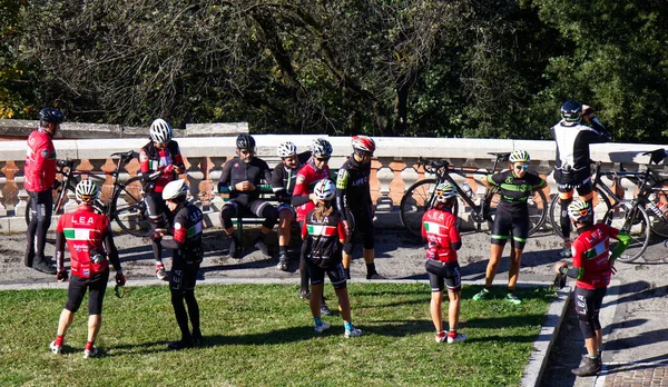 Bologna Ottobre 2020 Ciclista Riposa Nel Parco Del Santuario San — Foto Stock