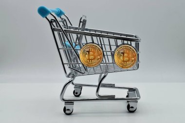 Beyaz arka planda izole edilmiş alışveriş arabasındaki bitcoin. Yeni teknoloji ekonomi kavramı.