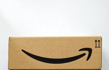 Bologna - İtalya - 9 Mart 2022: Amazon paket kutusu beyaz arka planda izole edildi. Metin için boşluk.