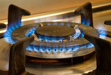 Metan gazı ocağında mavi alev. Enerji tasarrufu kavramı