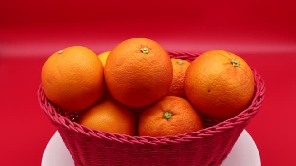 Rotierende Frische Orangen Isoliert Auf Rotem Hintergrund — Stockvideo