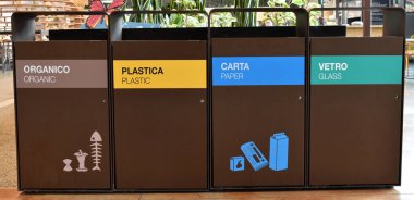 Ayrı atık toplama konteynırları. Ayrı çöp kutuları için modern renkli kutular