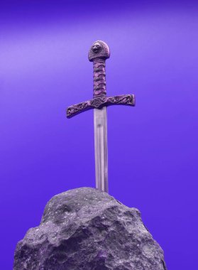 Excalibur, mor arka planda Kral Arthur 'un taşındaki efsanevi kılıç.