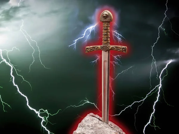 エクスカリバー 雷嵐の背景にアーサー王の石の神話の剣 — ストック写真