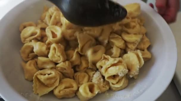 Italiensk Kock Blanda Salvia Hemlagad Tortelloni Pasta Med Parmigiano Reggiano — Stockvideo