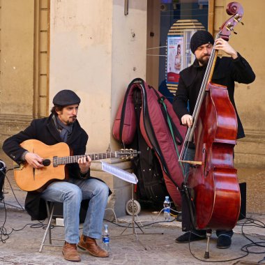 Bologna - İtalya - 16 Mart 2013: Bologna 'nın tarihi şehir merkezinde caz çalan sokak müzisyenleri. Sokak konseptinde sokak çalgıcılığı. İtalya