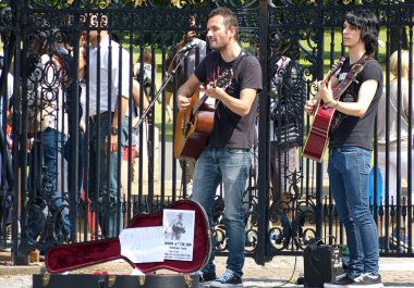 Greenwich, Londra - İngiltere: 1 Temmuz 2014: Greenwich 'in tarihi şehir merkezinde gitarlarla akustik müzik çalan genç sokak müzisyenleri. Sokak konseptinde sokak çalgıcılığı. İngiltere.