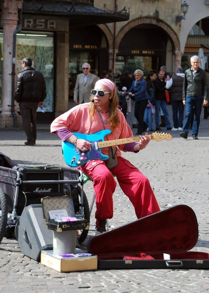 Mantua Olaszország 2010 Március Street Performer Rockzenét Játszik Elektromos Gitárral — Stock Fotó