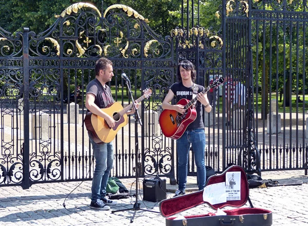 英国伦敦格林威治 2014年7月1日 在历史上著名的格林威治市中心地区 年轻的街头艺人与吉他手一起演奏声乐 街头表演的概念 — 图库照片