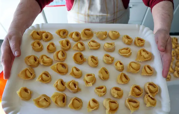 Cuoca Italiana Tiene Mano Vassoio Tortellini Pasta — Foto Stock