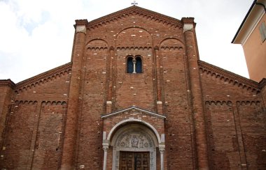 Nonantola 'nın ünlü ortaçağ manastırı Abbazia di Nonantola' nın cephesi. Modena. İtalya