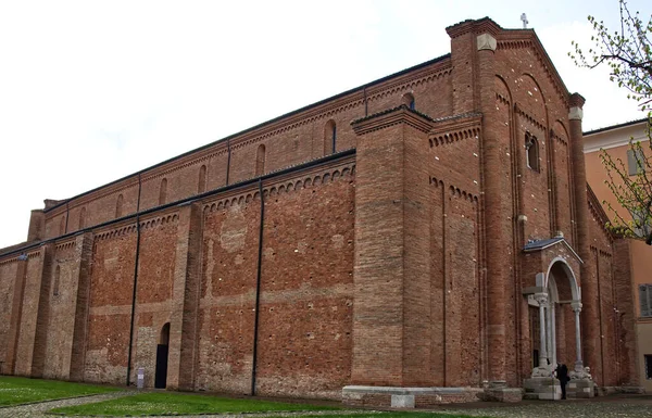 Nonantola 'nın ünlü ortaçağ manastırı, Abbazia di Nonantola. Modena. İtalya
