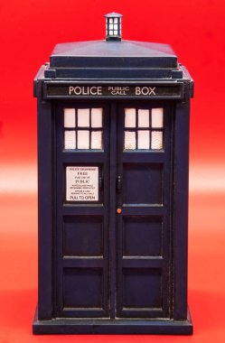 Polis telefon kulübesi kırmızı arkaplanda izole edilmiş. Doctor Who 'dan TARDIS.