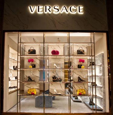 Bologna - İtalya - 16 Nisan 2022: Bologna 'daki ünlü lüks alışveriş merkezi Galleria Cavour' da Versace mağazasının dışı. İtalya