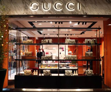 Bologna - İtalya - 16 Nisan 2022: Bologna 'daki ünlü lüks alışveriş merkezi Galleria Cavour' da Gucci mağazası. İtalya