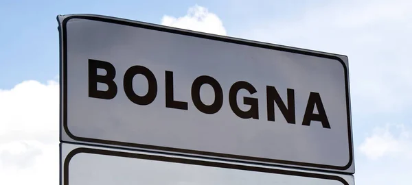 Boloński Znak Drogowy Izolowane Tle Niebieskiego Nieba — Zdjęcie stockowe