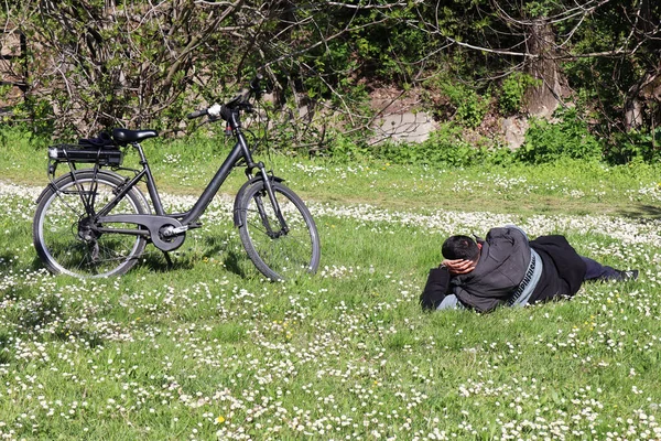Bolonia Italia Abril 2022 Hombre Relajado Césped Del Parque Descansando —  Fotos de Stock