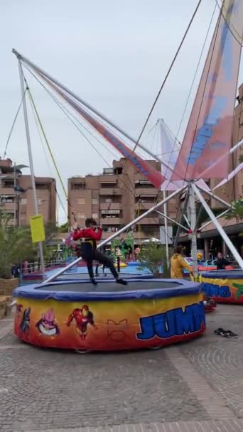Kind Springt Auf Trampolin Das Gummibändern Bologna Befestigt Ist Italien — Stockvideo