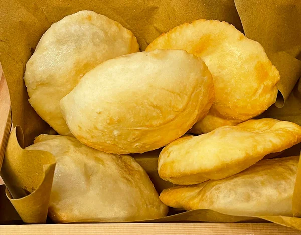 Gnocco fritto (Crescentine). Geleneksel İtalyan mutfağı. Kızarmış hamur ekmeğinin yerine..
