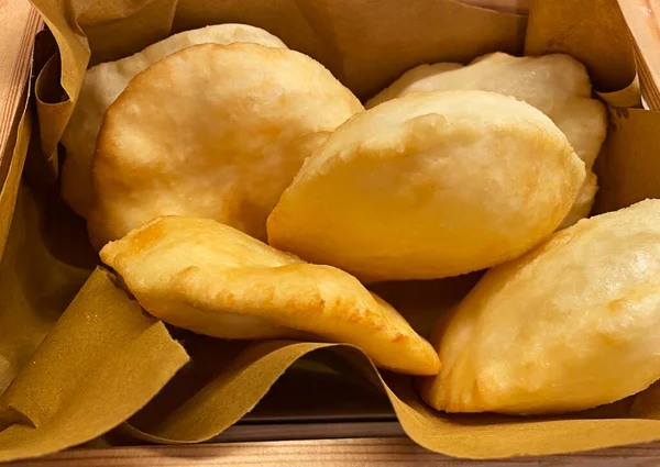Gnocco fritto (Crescentine). Geleneksel İtalyan mutfağı. Kızarmış hamur ekmeğinin yerine..