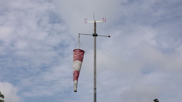 Белый Красный Ветрогенераторы Изолированы Синем Фоне Неба Проверьте Концепцию Направления — стоковое видео