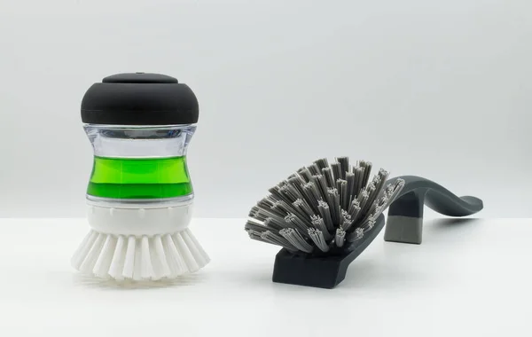 Spülbürste Reinigungswerkzeug Mit Grüner Flüssigkeit Reinigungsmittel Und Reinigungsbürste Isoliert Auf — Stockfoto
