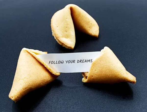 Ακολούθησε Όνειρά Σου Κίνητρο Απόσπασμα Ένα Ραγισμένο Fortune Chinese Cookie — Φωτογραφία Αρχείου