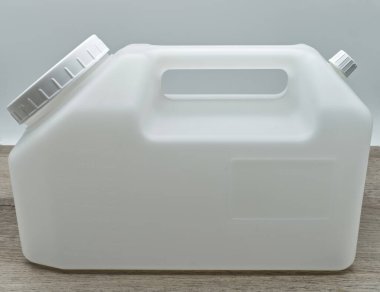 Tahta masada izole edilmiş idrar toplama kabı.