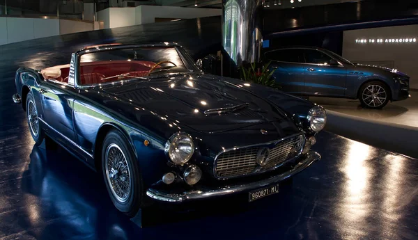 Modena - İtalya - 28 Nisan 2020: Modena 'daki Maserati Müzesi' nde eski Maserati arabaları sergilendi. İtalya