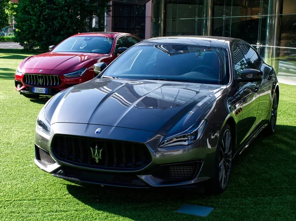 Modena - İtalya - 28 Nisan 2020: Maserati Ghibli spor arabasının ön görüntüsü Maserati Genel Merkezi 'nde sergilendi. Modena, İtalya