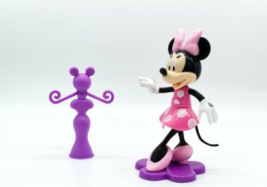 Bologna - İtalya - 19 Nisan 2022: Minnie Mouse aksiyon figürü beyaz arkaplanda