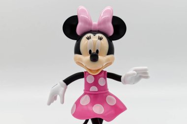 Bologna - İtalya - 19 Nisan 2022: Minnie Mouse aksiyon figürü beyaz arkaplanda