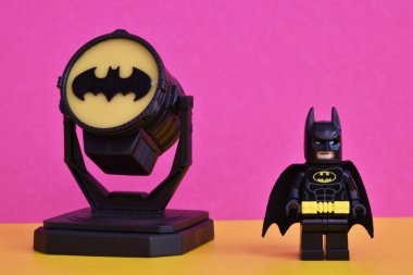 Bologna - İtalya - 23 Mayıs 2022: Lego Batman minyatürü, ekranda Batsinyali, pastel renkli arka planda izole edilmiş