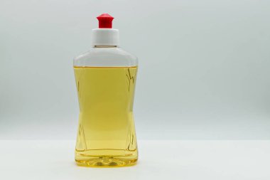 Şeffaf plastik şişe ve şeker kutusu. Beyaz zemin üzerinde sarı sıvı jel izole tam konteynır.