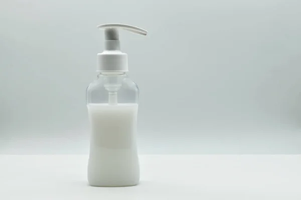 Átlátszó Műanyag Palack Adagolóval Teljes Tartály Fehér Folyadék Krém Izolált — Stock Fotó