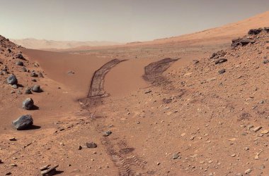 Mars gezegeninin manzarası. Kum tepesini geçtikten sonra araç. NASA tarafından döşenmiş bu resmin elementleri.
