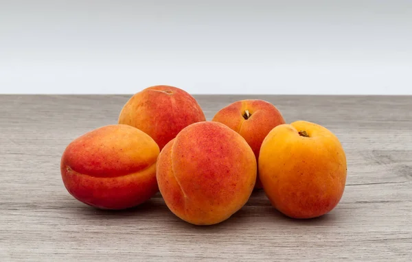 Fresh Apricots Isolated Wooden Table — Stock Photo, Image