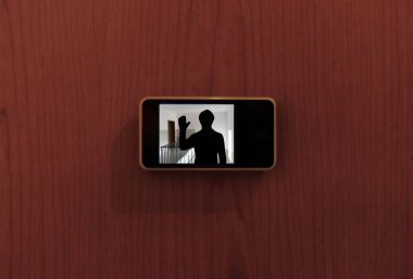Dijital gözetleme deliğini izle. Kapının dışındaki yabancıyı izle.