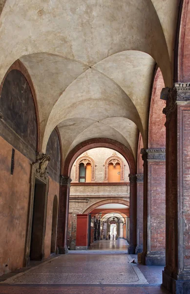 波洛尼亚市中心典型的柱廊和拱廊 意大利 — 图库照片