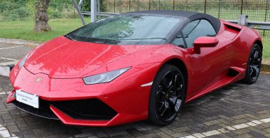 Bologna - İtalya - 28 Mayıs 2022: İtalyan kırmızı Lamborghini Huracan yağmur damlalarıyla ıslanmış.