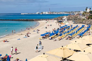 Lanzarote Adası 'ndaki güzel kumlu plaj. Kanarya Adaları, İspanya