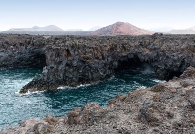 Los Hervideros, Lanzarote, Kanarya Adaları, İspanya 'nın engin lav tarlalarının ve kaynayan sularının manzarası..