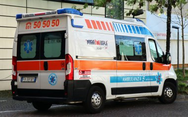 Bologna - İtalya - 9 Nisan 2022: Ambulans Bologna Sant 'Orsola Hastanesi' nde beklemede. 118 Bologna Soccorso (118 Bologna kurtarma ambulansı)