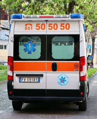 Bologna - İtalya - 9 Nisan 2022: Ambulans Bologna Sant 'Orsola Hastanesi' nde beklemede. 118 Bologna Soccorso (118 Bologna kurtarma ambulansı)