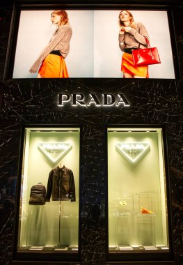 Bologna - İtalya - 16 Nisan 2022: Bologna 'daki ünlü lüks alışveriş merkezi Galleria Cavour' da Prada mağazası. İtalya
