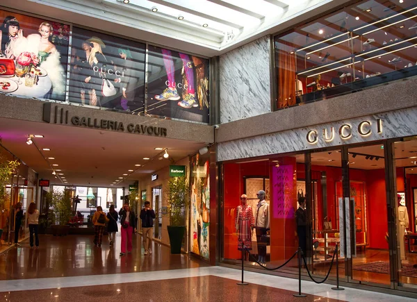 Bologna - İtalya - 16 Nisan 2022: Bologna 'daki ünlü lüks alışveriş merkezi Galleria Cavour' da Gucci mağazası. İtalya